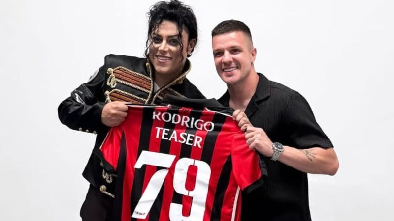 Atacante do Vitória presenteia dublê de Michael Jackon com camisa do clube