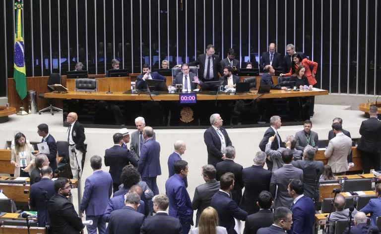 Câmara declara perda de mandato a 7 deputados e dá posse a substitutos