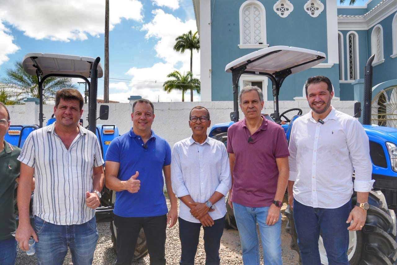 Ao lado do prefeito Genival Deolino, Félix Mendonça entrega tratores e anuncia novos investimentos para Santo Antônio de Jesus