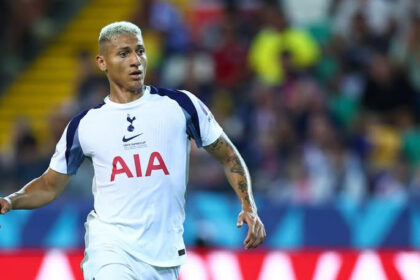 Golaço de voleio de brasileiro na Premier League passa pelo pé de todos jogadores; entenda