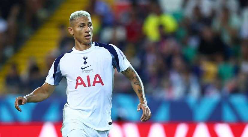 Golaço de voleio de brasileiro na Premier League passa pelo pé de todos jogadores; entenda