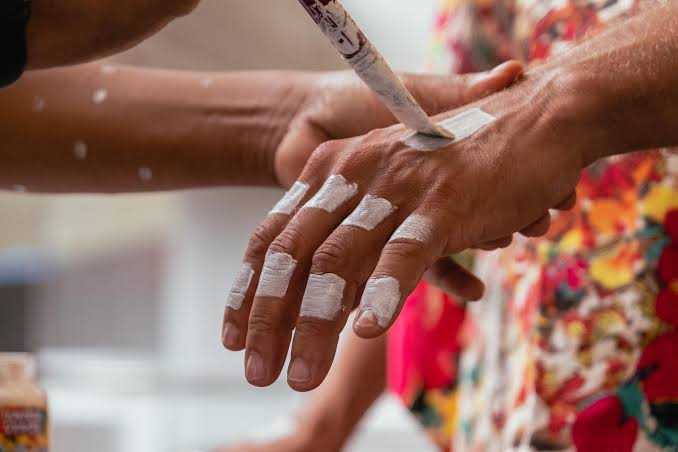 Polícia prende homem na Barra por cobrar R$ 130 por pintura corporal