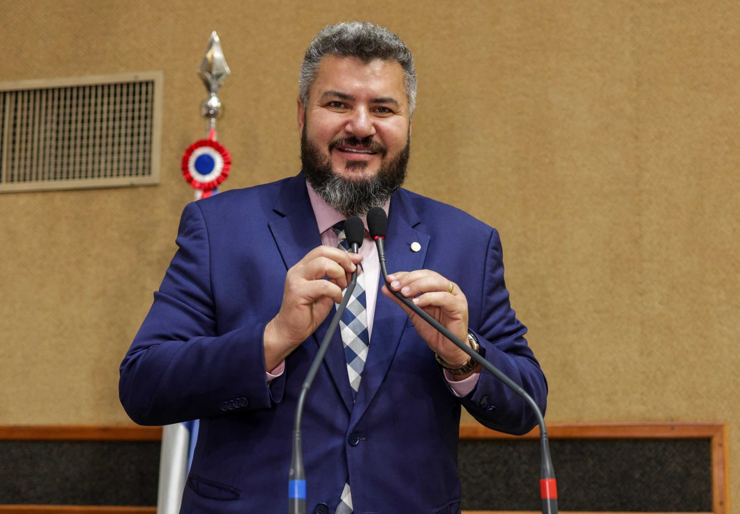 Projeto de Júnior Muniz propõe lei para combater adultização e proteger a infância na Bahia