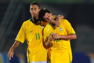 Amigos há anos, Neymar e Coutinho se reencontram em jogo do Brasileirão: "Cada um defendendo o seu"