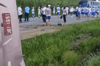 Ônibus com torcedores do Bahia tomba na BR-101 a caminho de jogo contra o Sport; dez ficam feridos