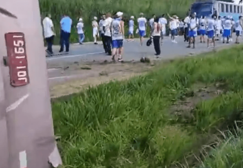 Ônibus com torcedores do Bahia tomba na BR-101 a caminho de jogo contra o Sport; dez ficam feridos