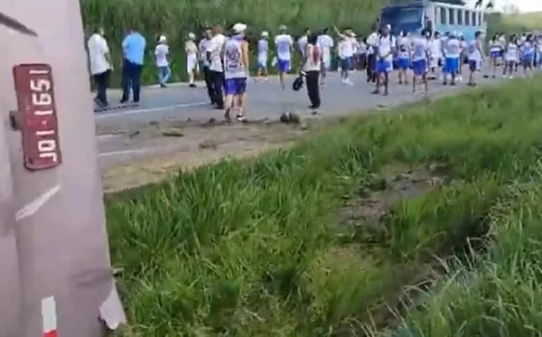 Ônibus com torcedores do Bahia que tombou em Pernambuco estava com licenciamento vencido desde 2022