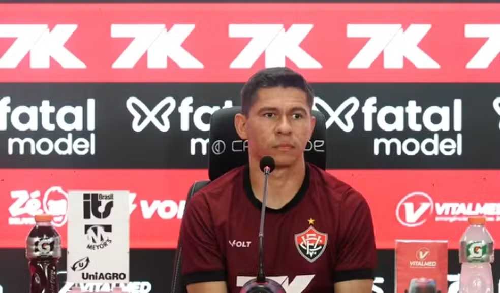 Osvaldo lamenta sequência sem vencer do Vitória, mas enxerga evolução da equipe