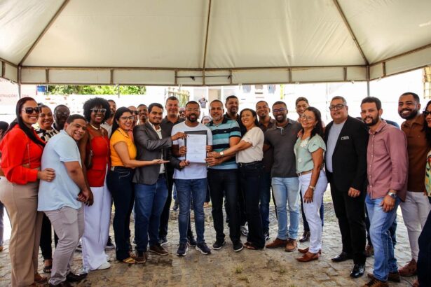Prefeito assina Ordem de Serviço para PSF e licitação do píer em Caboto