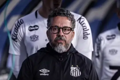 Após goleada, Santos demite técnico Cléber Xavier e encara Bahia com Neymar suspenso