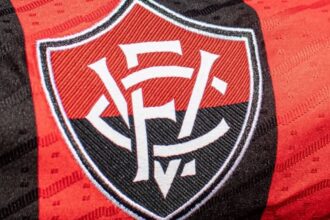 Vitória renova contrato de promessa da base