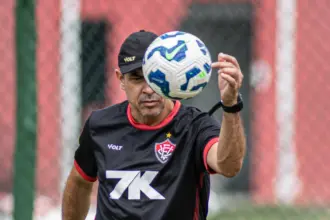 Após goleada histórica no Maracanã, Vitória demite técnico Fábio Carille