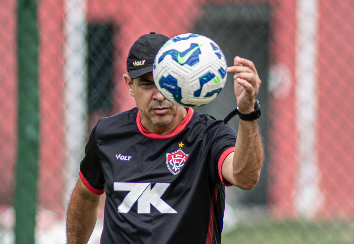 Após goleada histórica no Maracanã, Vitória demite técnico Fábio Carille