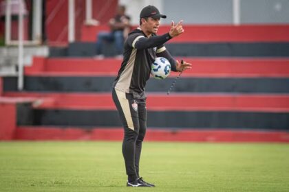 Vitória reencontra Thiago Carpini no Barradão um mês após demissão