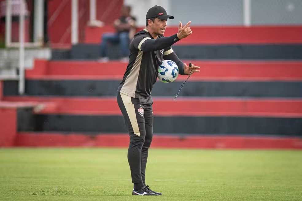 Vitória reencontra Thiago Carpini no Barradão um mês após demissão