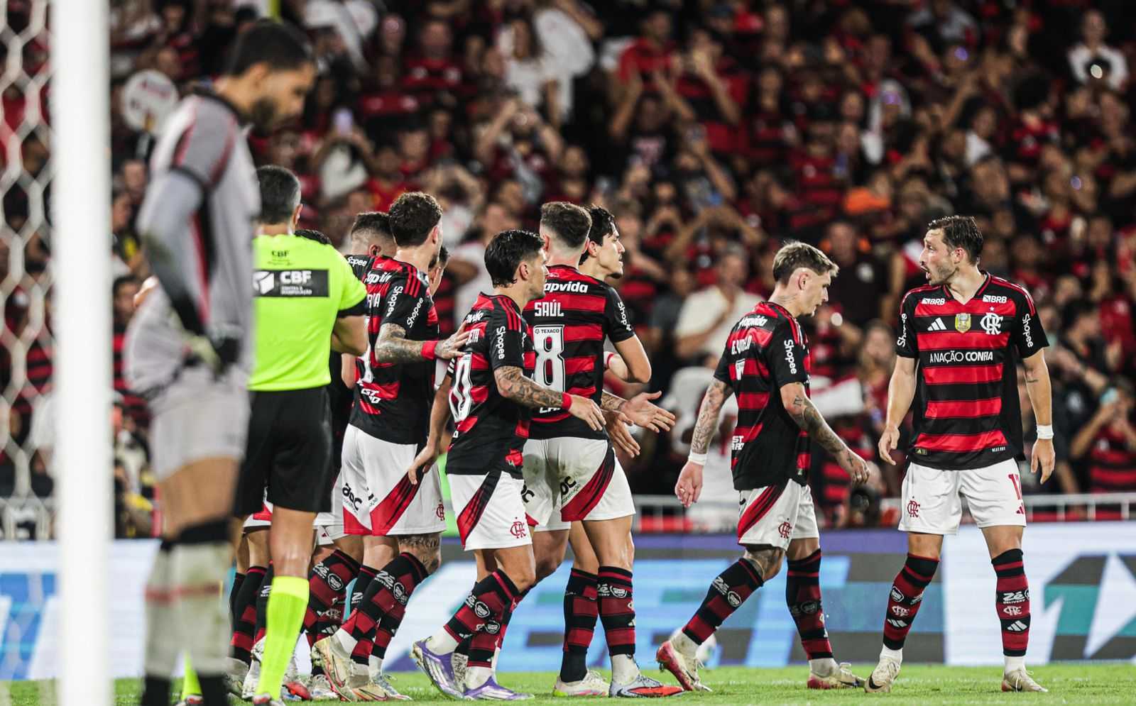 Vexame! Vitória sofre goleada de 8x0 do Flamengo no Maracanã