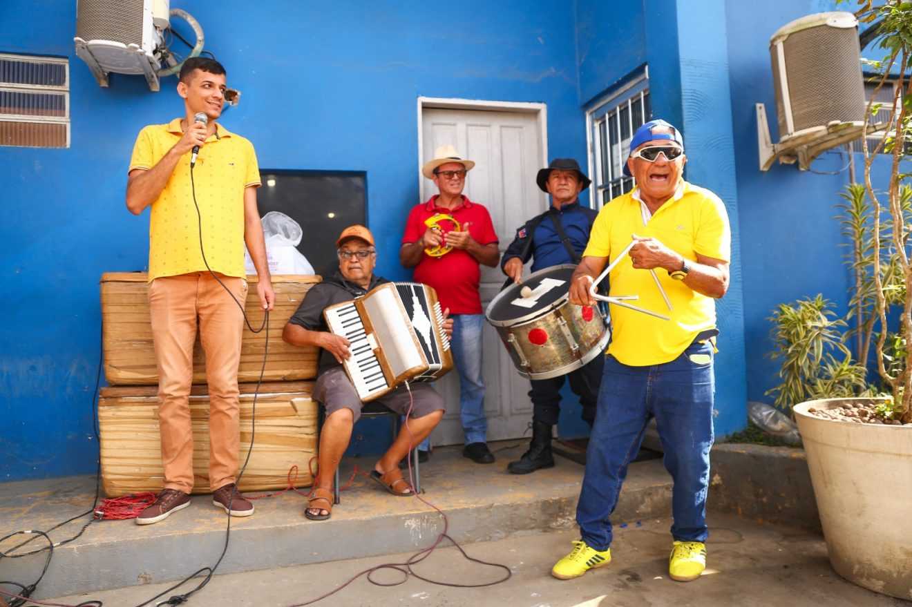 Candeias homenageia pais da limpeza urbana com café e saúde