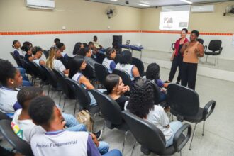 Estudantes da rede municipal participam de palestra sobre Agosto Lilás