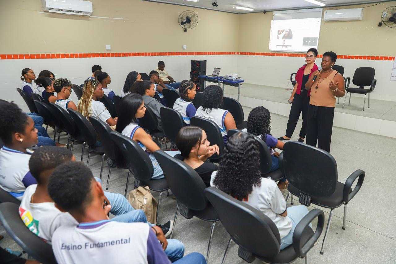 Estudantes da rede municipal participam de palestra sobre Agosto Lilás