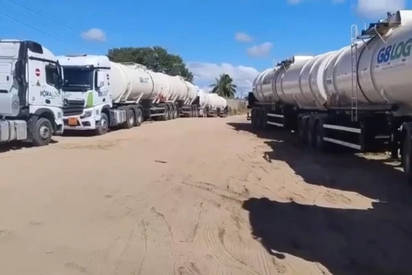 Polícia encontra carretas do PCC abandonadas após megaoperação em Camaçari