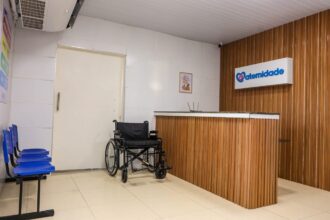 Prefeitura de Candeias entrega maternidade e quatro ambulâncias