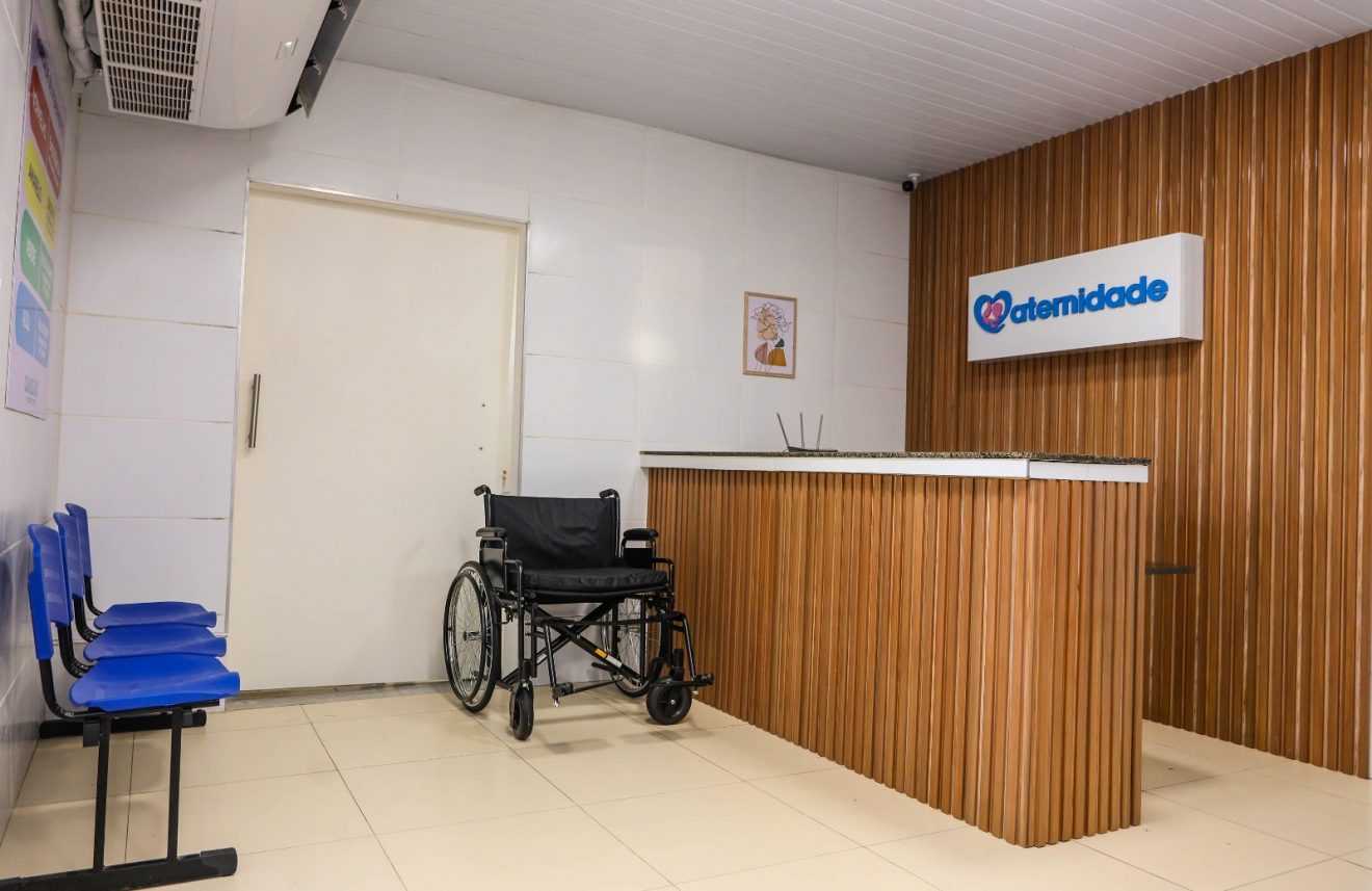 Prefeitura de Candeias entrega maternidade e quatro ambulâncias