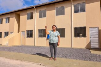 Prefeitura entrega 32 apartamentos em Candeias e anuncia obras no "buracão"