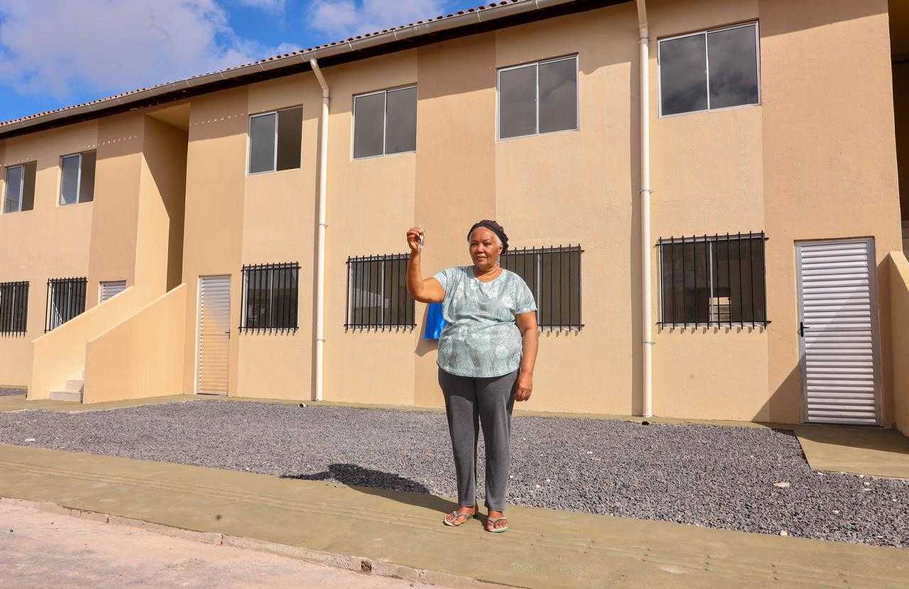 Prefeitura entrega 32 apartamentos em Candeias e anuncia obras no "buracão"
