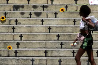 Feminicídios com arma de fogo crescem alarmantemente em 2025