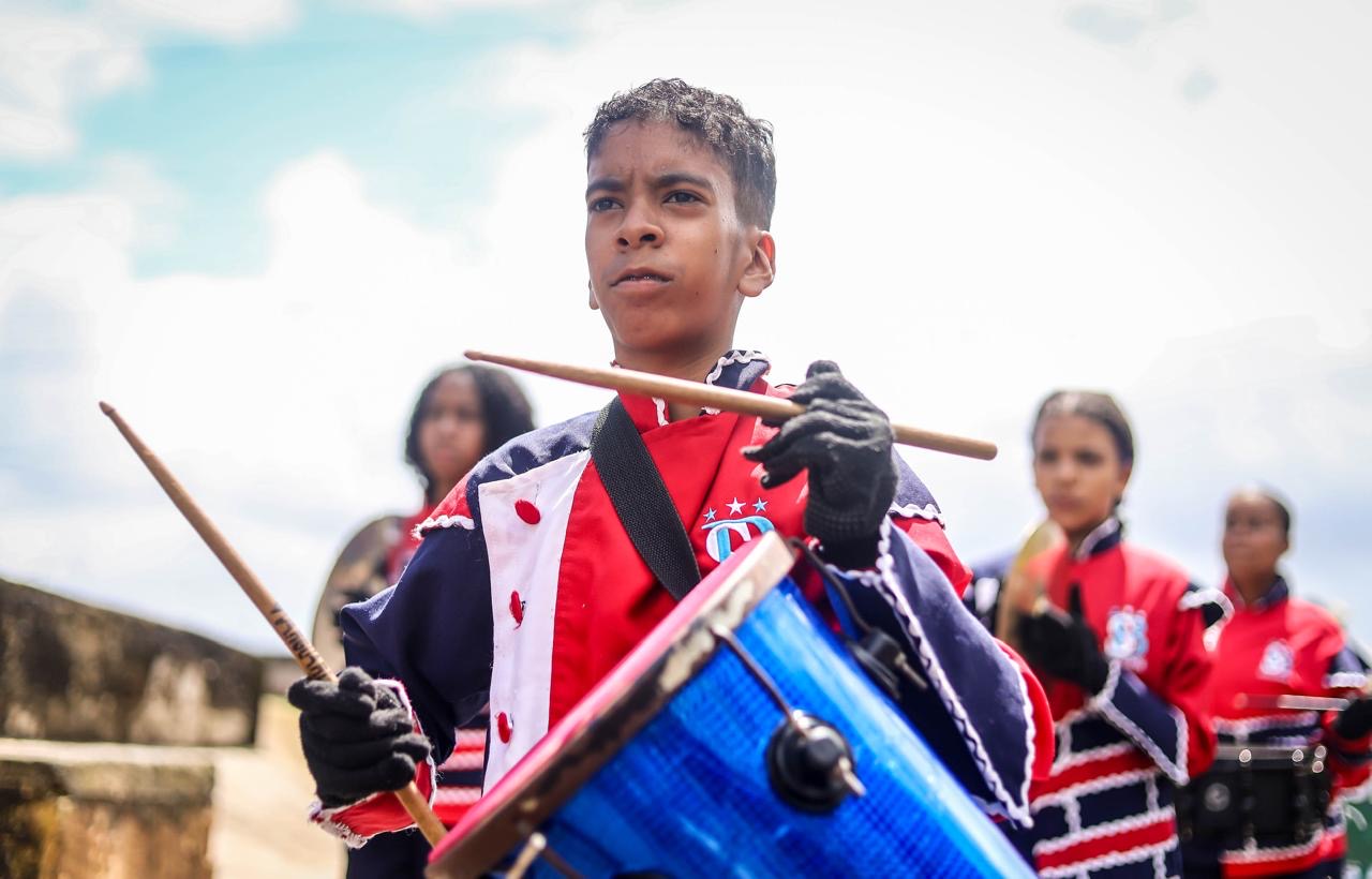 Desfile em candeias celebra 7 de setembro com alunos e comunidade Desfile em Candeias celebra 7 de setembro com alunos e comunidade