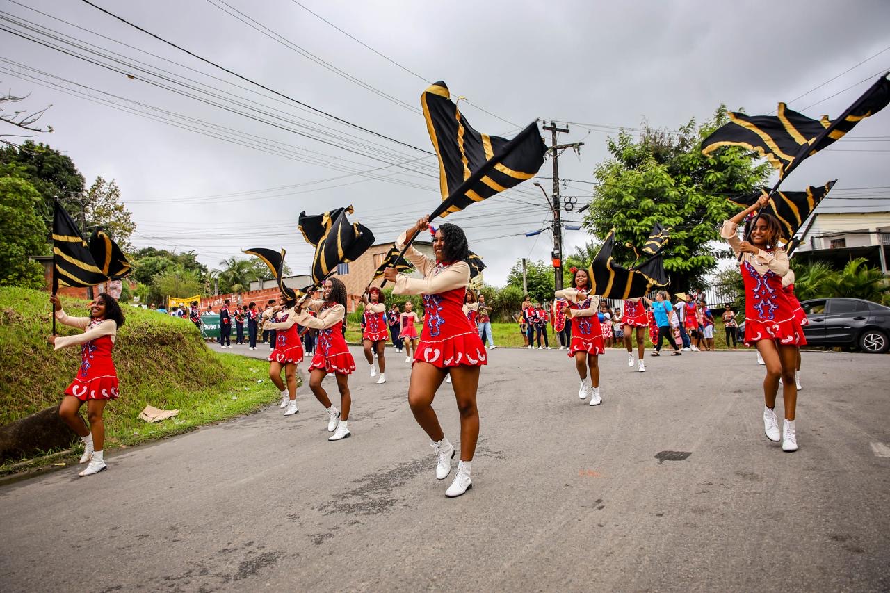 Desfile em candeias celebra 7 de setembro com alunos e comunidade Desfile em Candeias celebra 7 de setembro com alunos e comunidade