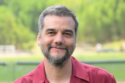 Wagner Moura Encanta: Pagodão Baiano e Emoção no Festival!