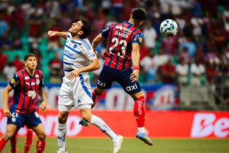 Cruzeiro derrota Bahia: Tricolor em crise após reviravolta!