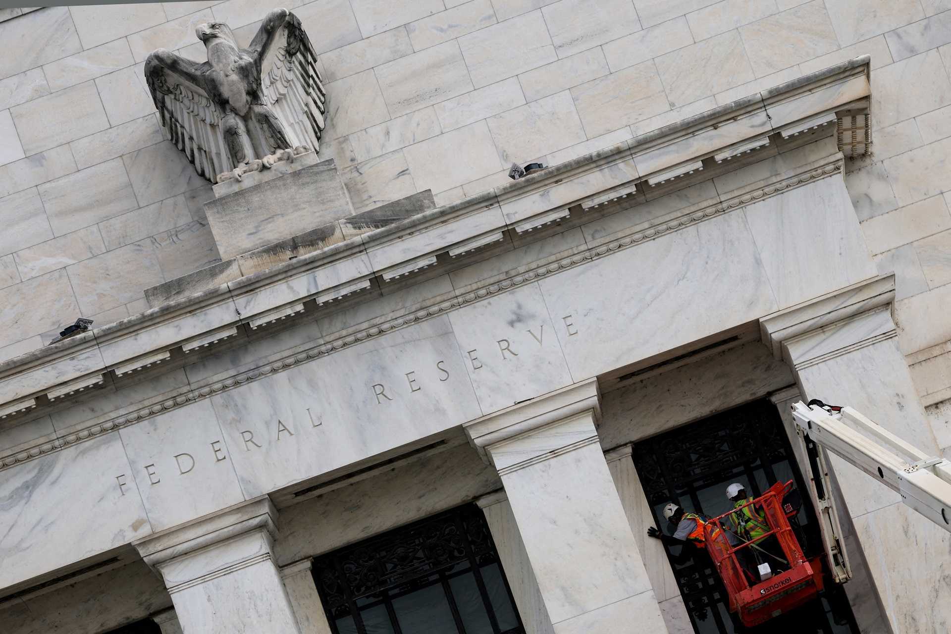 Fed reduz juros em 0,25% e sinaliza mais cortes; novo diretor diverge