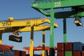 OCDE Eleva Previsão de Crescimento Global, Mas Avisa Sobre Tarifas dos EUA