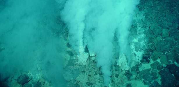 Descubra Como Fontes Termais Submarinas Podem Ter Gerado os Primeiros Precursores Moleculares da Vida