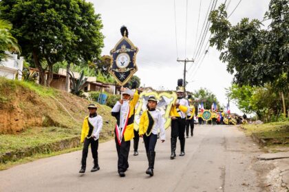 Desfile cívico em Passé reúne 600 alunos no 7 de setembro