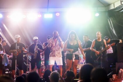 Candeias celebra Nª Sª de Nazaré com vibrante desfile de samba