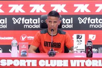 Atacante do Vitória projeta duelo contra o Fortaleza e relembra gols contra a equipe