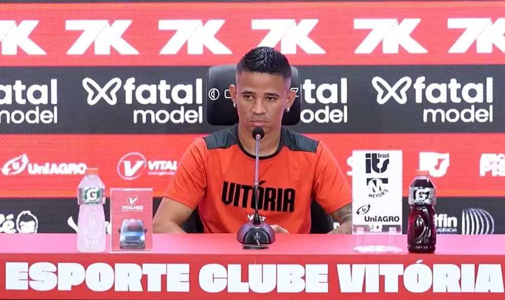 Atacante do Vitória projeta duelo contra o Fortaleza e relembra gols contra a equipe