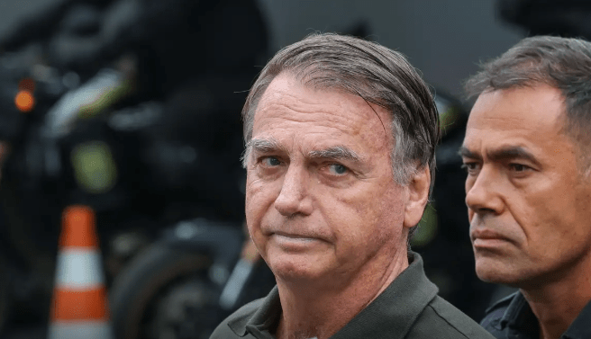 Após retirada de lesões da pele, Bolsonaro volta à prisão domiciliar