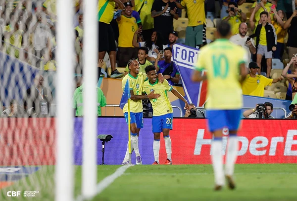 Brasil vence Chile por 3x0 no Maracanã e confirma vice-liderança nas Eliminatórias