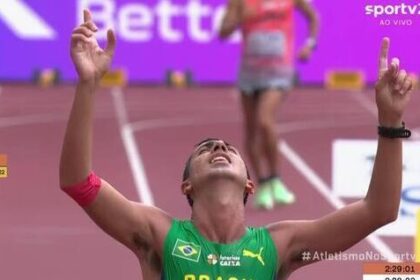Caio Bonfim é campeão mundial dos 20 km da marcha atlética em Tóquio