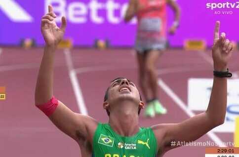 Caio Bonfim é campeão mundial dos 20 km da marcha atlética em Tóquio