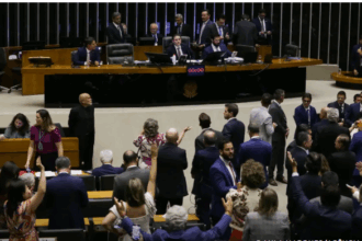 Câmara aprova urgência para projeto que pode anistiar envolvidos em atos golpistas