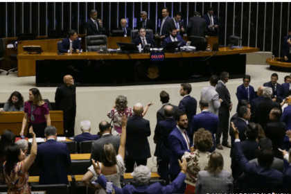 Câmara aprova urgência para projeto que pode anistiar envolvidos em atos golpistas