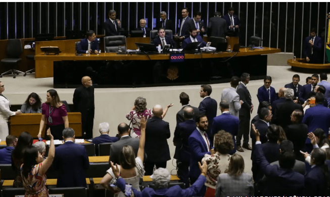 Câmara aprova urgência para projeto que pode anistiar envolvidos em atos golpistas