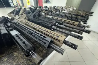 Polícia prende caseiro com arsenal de armas e drogas em Camaçari