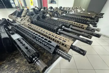 Polícia prende caseiro com arsenal de armas e drogas em Camaçari