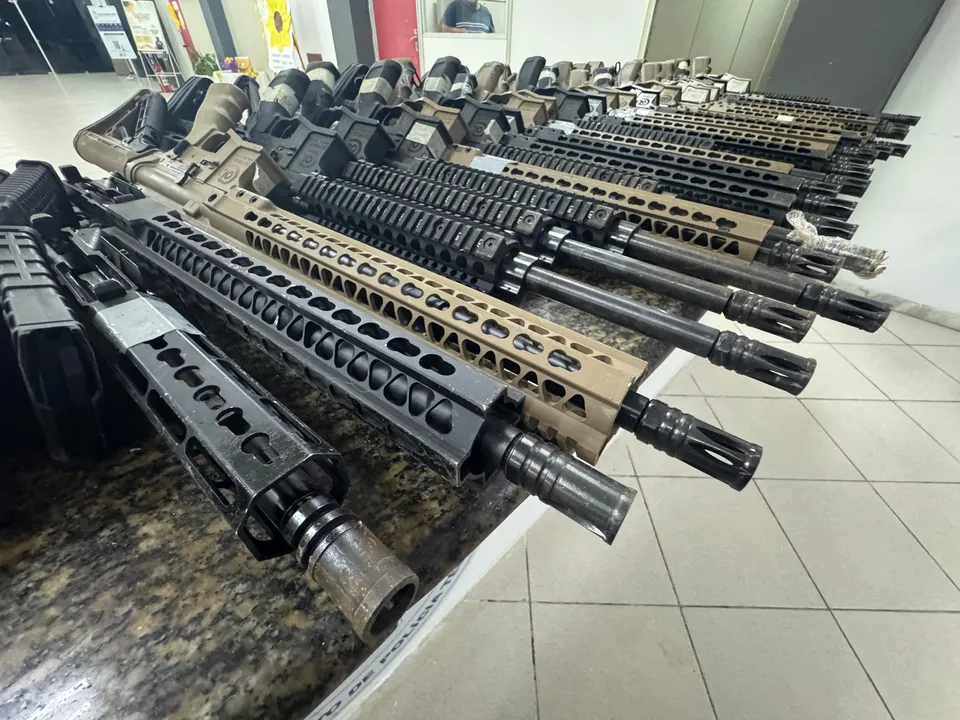 Polícia prende caseiro com arsenal de armas e drogas em Camaçari